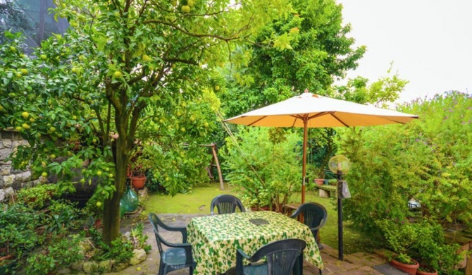 One bedroom appartement with sea view enclosed garden and wifi at Sorrento 1 km away from the beach