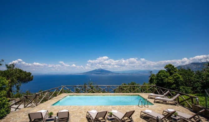 Villa Giulia amazing villa with pool, patio, bbq and sea views