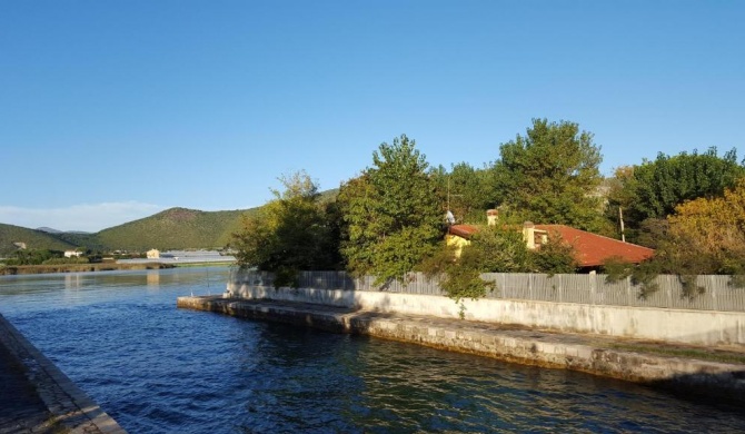 VILLA CECILIA sul LAGO fronte MARE