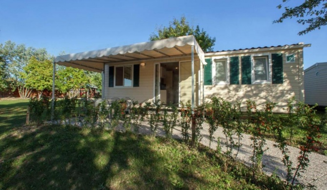 Modern furnished chalet with AC, 4km from Sirmione