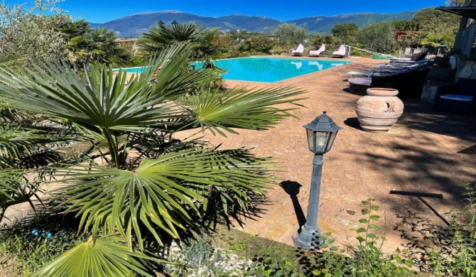 3 guests apt Spoleto Pool site - With infinity pool, extensive grounds