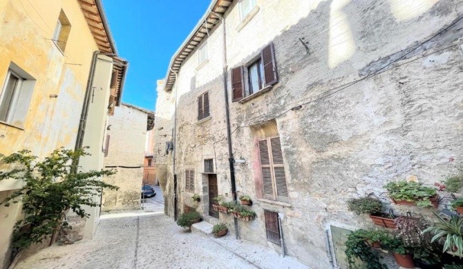 traditional town house central Spoleto - car is unnecessary - wifi - sleeps 10