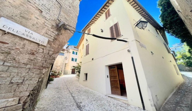 traditional town house central Spoleto - car unnecessary - wifi - sleeps 10