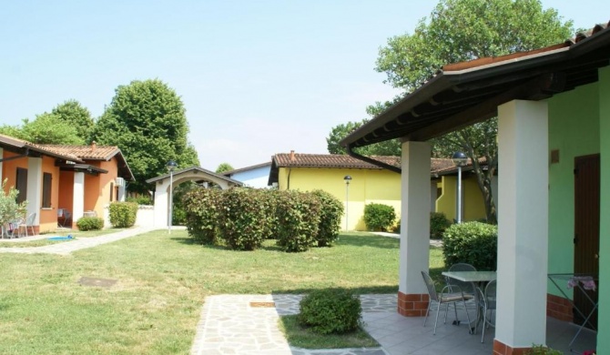 Semi-detached bungalow with AC just 3,5 km from Sirmione