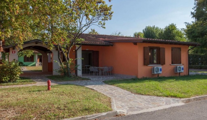 Semi-detached bungalow with AC just 3,5 km from Sirmione