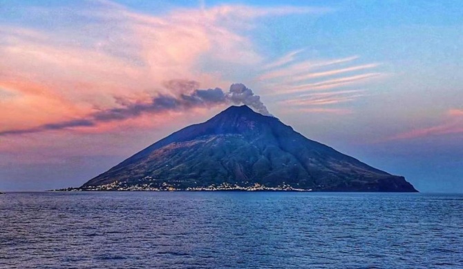 Stromboli Suite Apartment with Terrace Volcano & Sea view