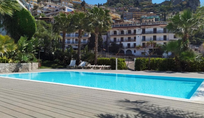 Taormina Lukos House in center with pool by Taormina Holidays