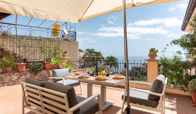 Taormina Panoramic Apartment with Parking