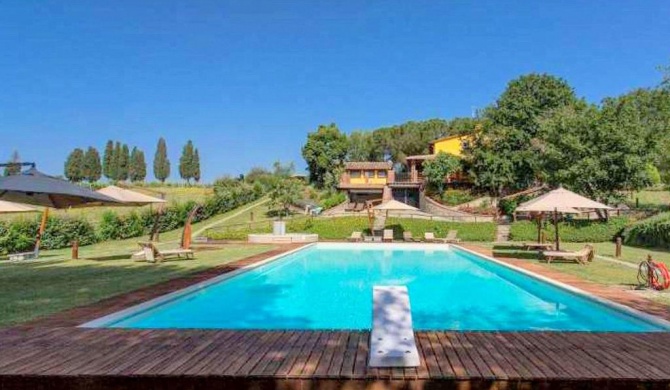 Colours and scents from Tuscany await you in this wonderful property