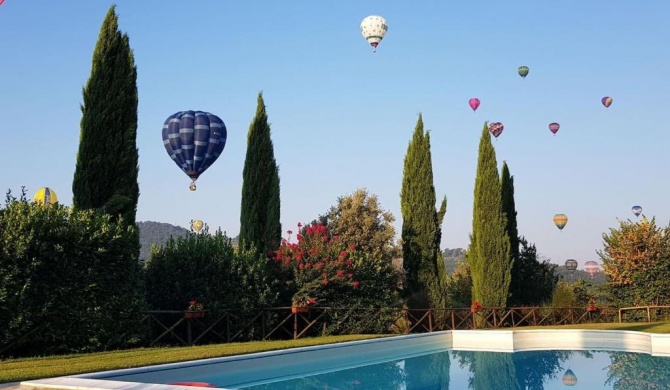 Case in campagna con piscina a Todi